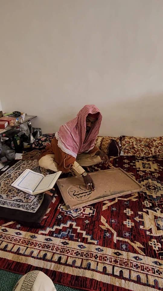 Issa Sultani akifanya tiba ya asili